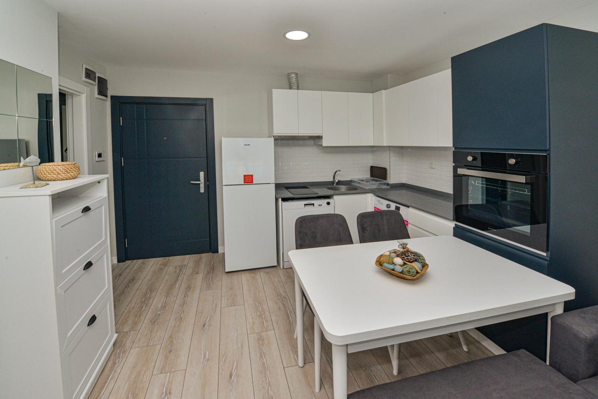 C Airport Apartament *